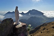 44 Alla Madonnina di vetta del Pietra Quadra (2356 m) con vista in Arera 